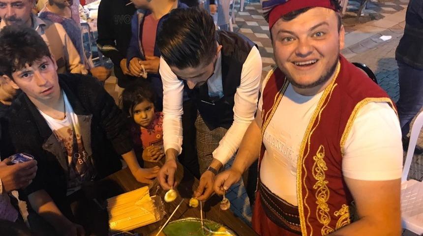 S&ouml;ğ&uuml;t esnafı bir araya gelip bin 200 kişiye iftar verdi