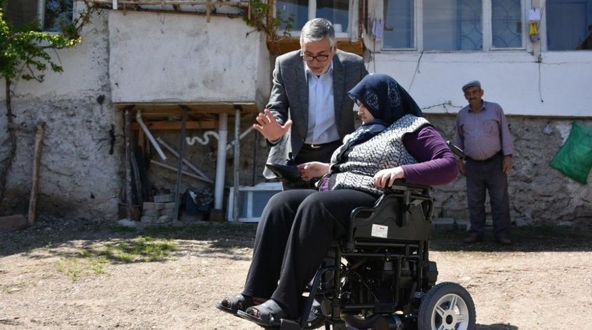 Başkan Bozkurt yatağa bağlı engellinin hayatına dokundu