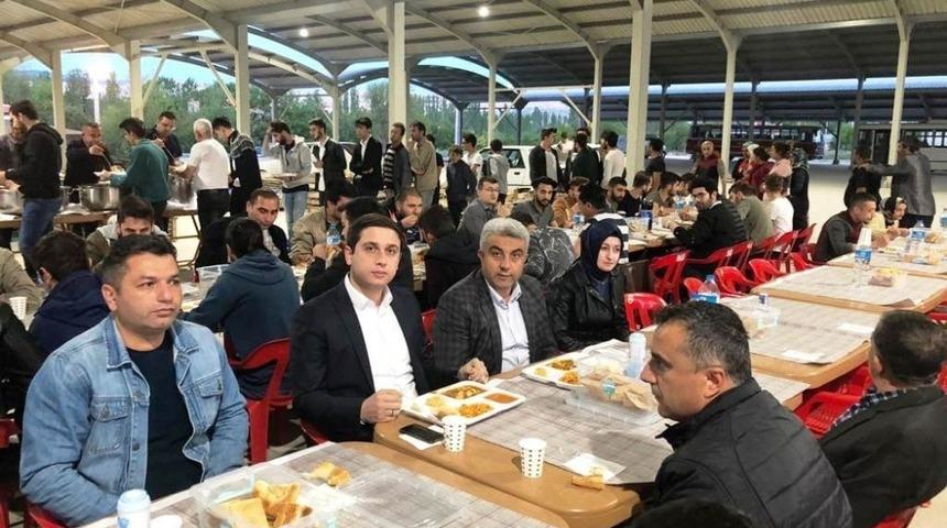 Kaymakam Başar ve Başkan &Ccedil;alışkan oru&ccedil;larını iftar &ccedil;adırında a&ccedil;tı