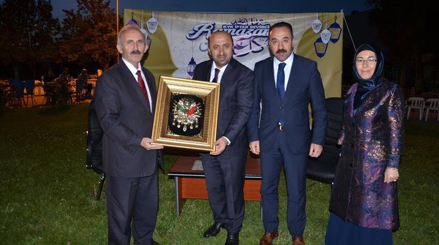 &Ouml;mer D&ouml;ngeloğlu Bilecik&rsquo;te &uuml;niversitesi &ouml;ğrencileriyle iftarda buluştu