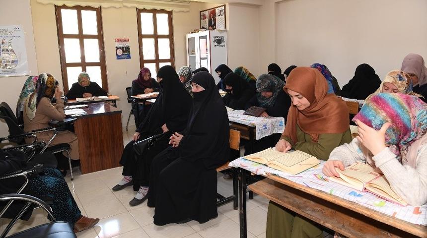 Ramazan ayı boyunca bilgi evlerinde mukabele okunuyor