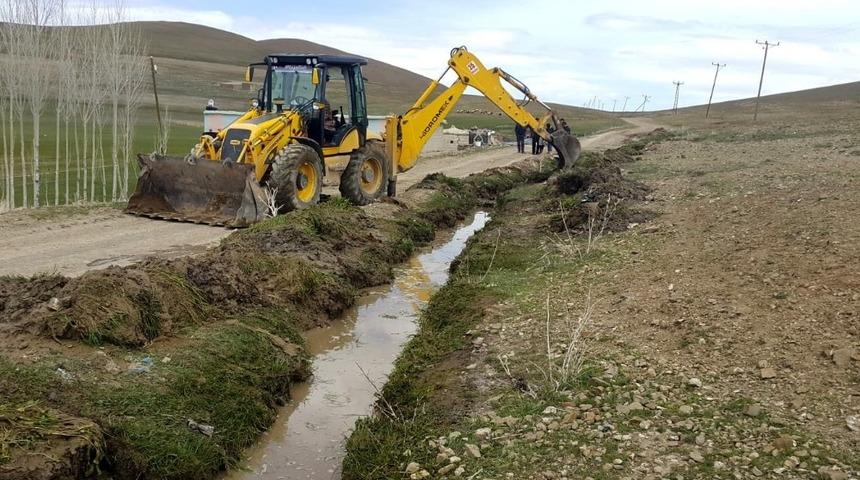 Gürpınar Belediyesinden sulama kanalı temizliği