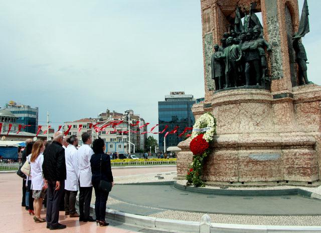 Taksim Meydanı'nda 14 Mayıs Eczacılar Günü etkinliği