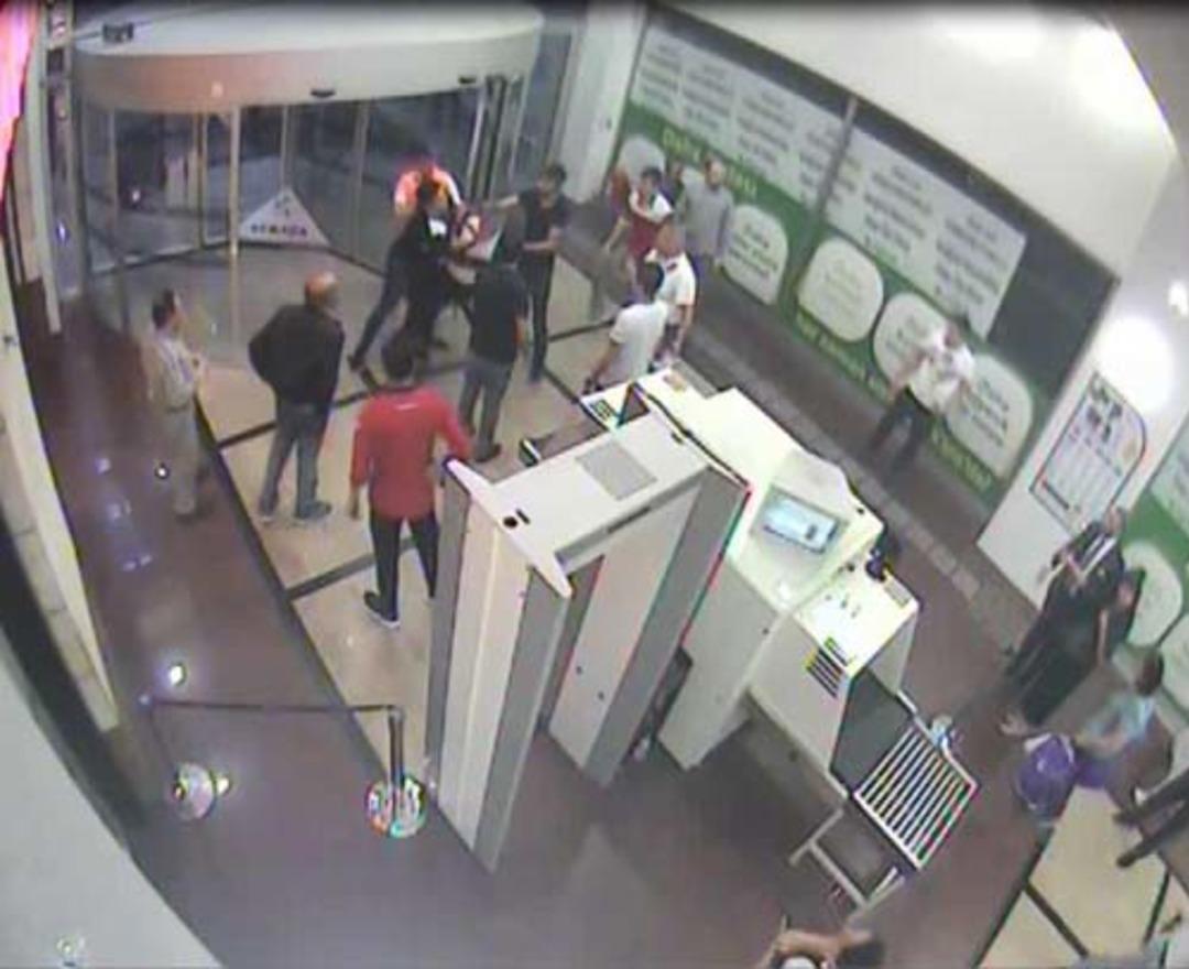 Y&uuml;r&uuml;yen merdivende avukatın etek altı g&ouml;r&uuml;nt&uuml;lerini &ccedil;ekince... AVM'de skandal!