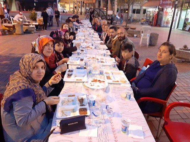 Esnaflar iftar yemeği verdi