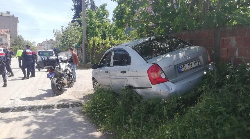 Kamyonet otomobile arkadan &ccedil;arptı: 1 yaralı