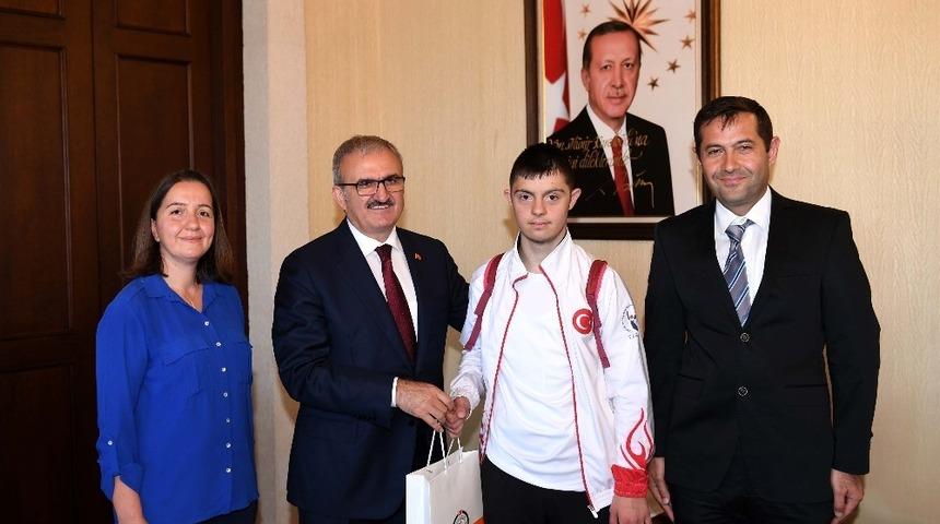 Downlu sporcu madalyalarını valiye g&ouml;sterdi