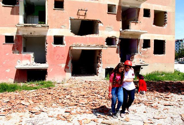 Liselilerden kentsel dönüşüm için yıkılan evlerde deprem tatbikatı