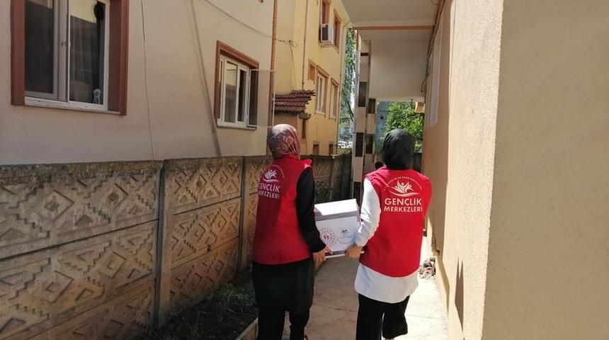 Gen&ccedil;lik merkezi ramazan paketi dağıtıyor