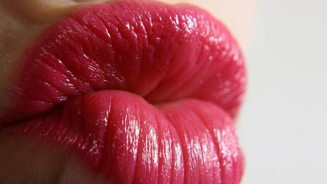 Dudak dolgusuna binlerce lira veriliyor ama çaresi mutfak dolabında gizli olabilir