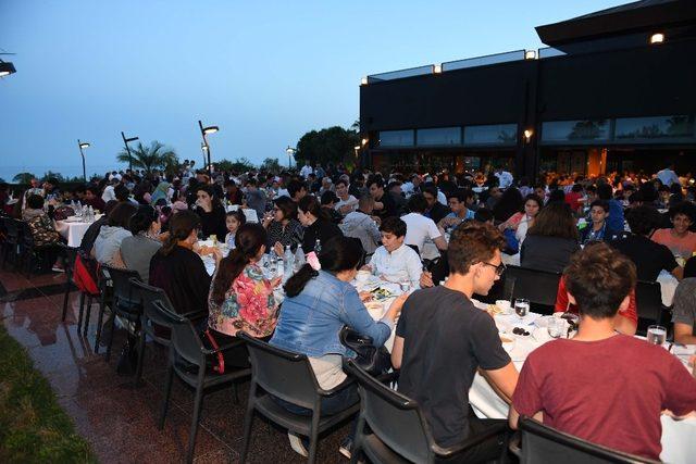 Vali Karaoğlu kimsesiz çocuklar ve yaşlılarla iftar yaptı