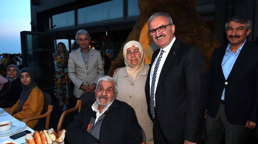 Vali Karaoğlu kimsesiz &ccedil;ocuklar ve yaşlılarla iftar yaptı