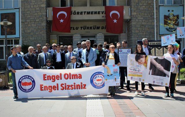 Engelli bireyler, trafikte karanfil dağıttı