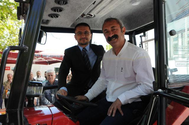 tunceli-belediyesine-yerli-uretim-traktor-hediye-etti_6681_dhaphoto2