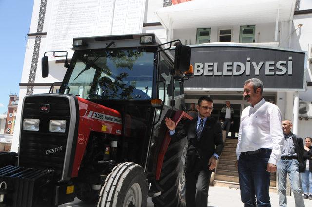 tunceli-belediyesine-yerli-uretim-traktor-hediye-etti_6681_dhaphoto3