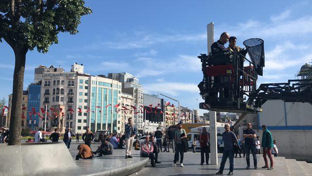 Taksim Meydanı'nda karga kurtarma operasyonu