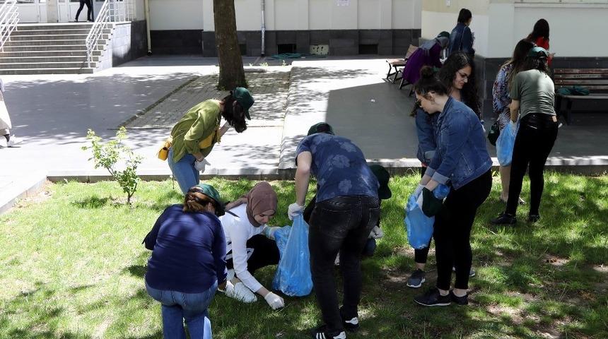 ER&Uuml;&rsquo;l&uuml; &Ouml;ğrenciler İzmarit Topladı