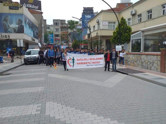 Biga’da sağlıklı beslenme hareketli hayat yürüyüşü yapıldı