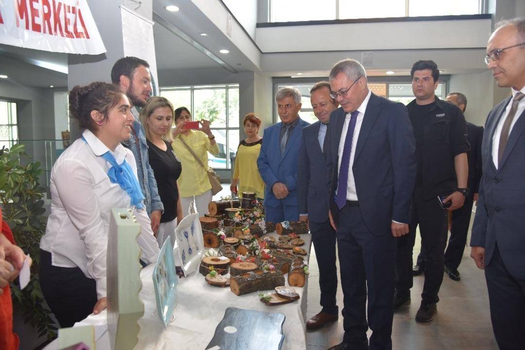 Vali Deniz, engelli bireylerin el emeklerine hayran kaldı