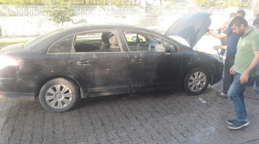 Hareket halindeki ara&ccedil; alev aldı