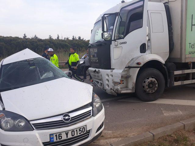 Kırmızı ışıkta geçen kamyon otomobili metrelerce sürükledi: 1 ölü