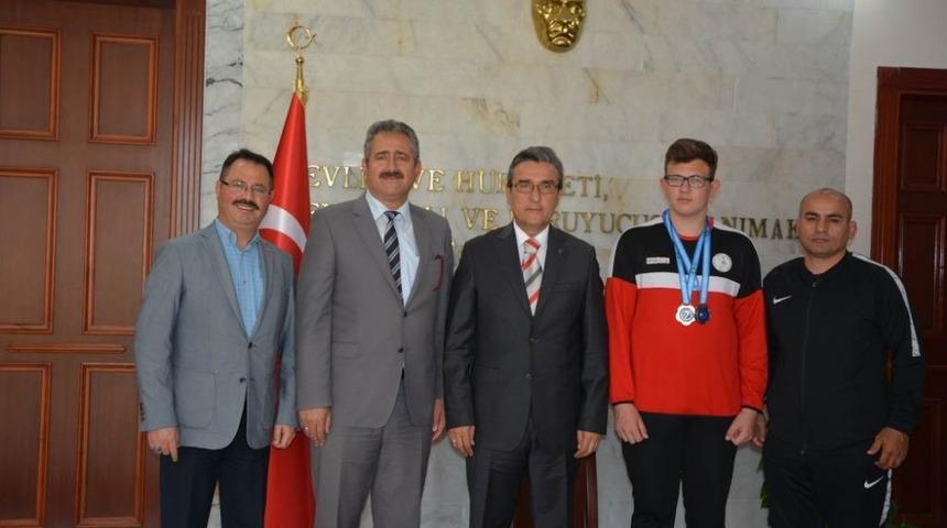 İşitme engelli lise öğrencisi, Kuşadası’nın gururu oldu