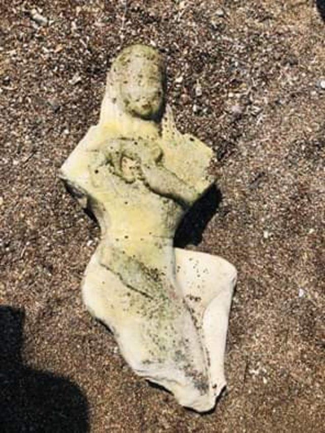 Denizde yüzerken kadın heykeli buldu