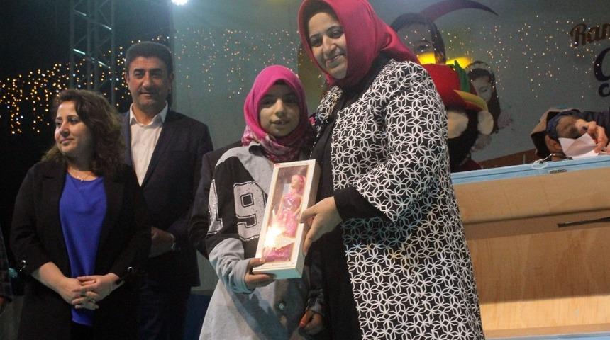 Sultangazi&rsquo;de &lsquo;iyilik&rsquo; yapan &ccedil;ocuklar &ouml;d&uuml;llendiriliyor