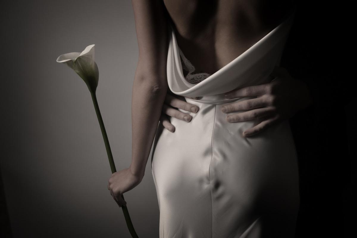   'Pes' dedirten gelenek! Bu &uuml;lkede gelin ve damat d&uuml;ğ&uuml;n&uuml;n ortasında ilişkiye giriyor