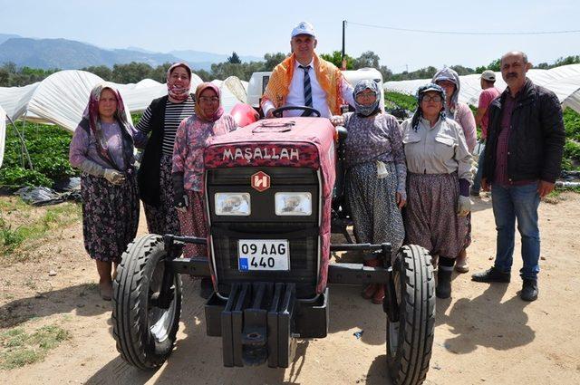 Başkan Kaya tarlaya indi, çilek topladı