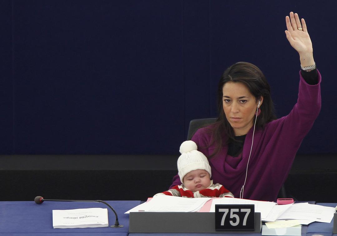 Vicdan azabı &ccedil;ekmeyin! Bilime g&ouml;re, &ccedil;alışan annelerin &ccedil;ocukları daha başarılı