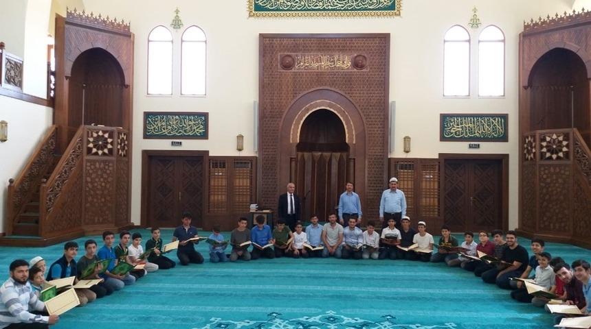 Gen&ccedil; hafızlardan mukabele ziyafeti