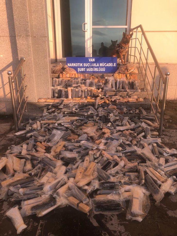 Kargodan çıkanı görenler gözlerine inanamadı! Nazar boncuğu bile var G4