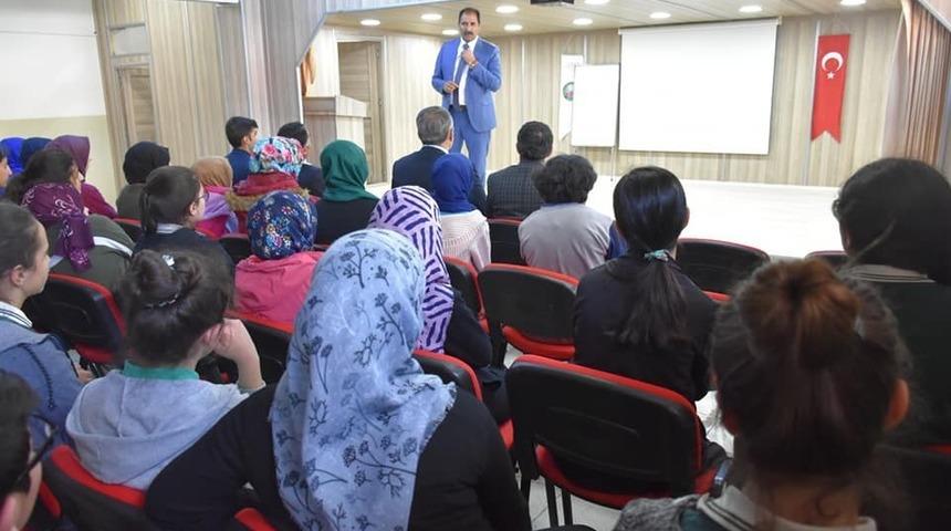 Millî Eğitim Müdürü Aziz Gün, Refahiye’de öğrencilerle biraraya geldi