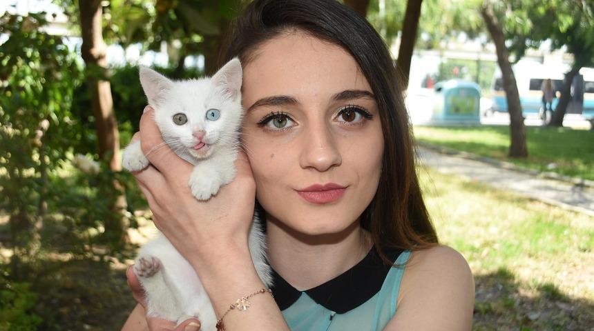 Kedinin de sahibinin de bir g&ouml;z&uuml; diğerinden farklı