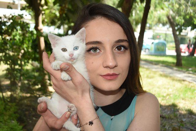 Simay'ın da kedisi Dombi'nin de bir göz, diğerinden farklı