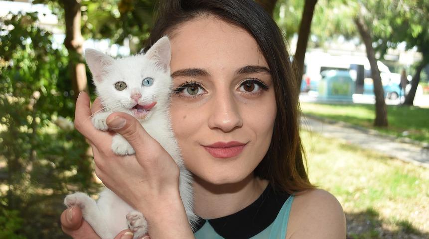 Kedisi gibi Simay'ın da gözleri farklı!