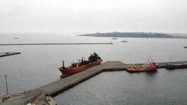 (Özel) Kerç Boğazı’nda yanan gemilerden biri Haydarpaşa Limanı’na getirildi