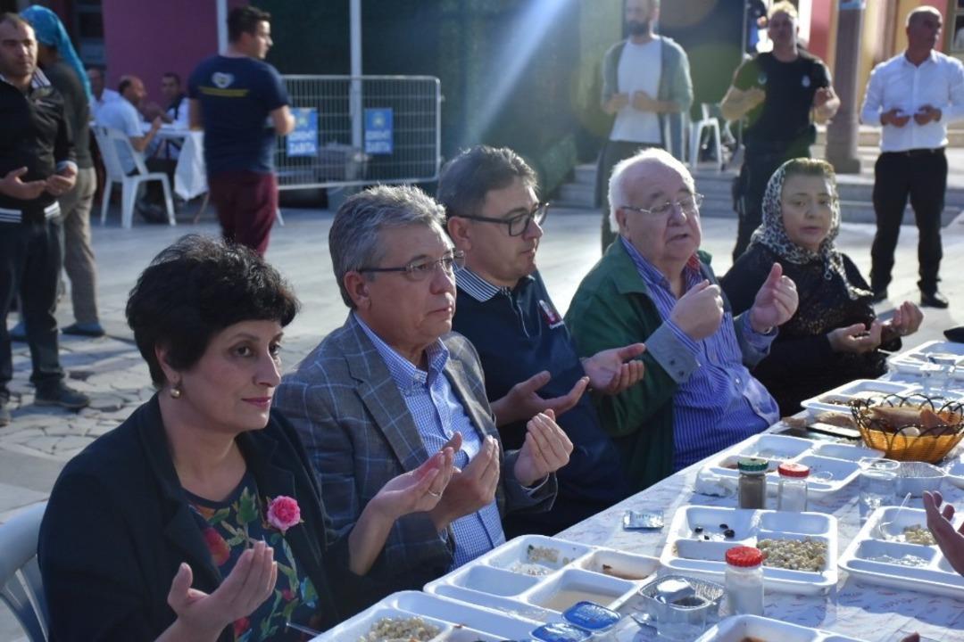 Edremit&rsquo;te g&ouml;n&uuml;l sofraları kuruluyor