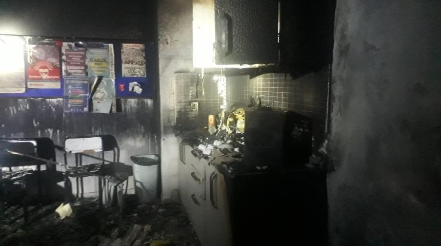&Ouml;ğretmenler odası &ccedil;ıkan yangında kullanılmaz hale geldi