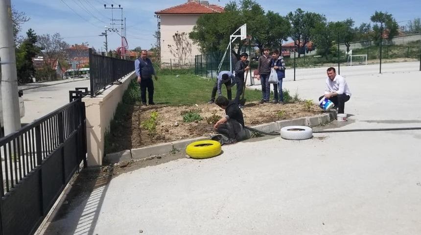 Eğitimcilerden ve öğrencilerden çevre düzenlemesi