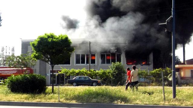 Mersin'de strafor fabrikasında yangın