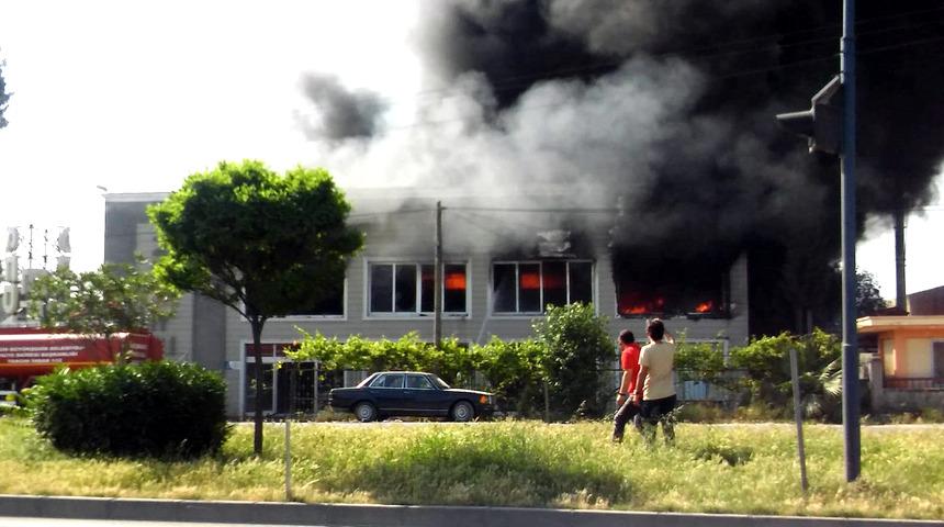 Mersin'de strafor fabrikasında yangın