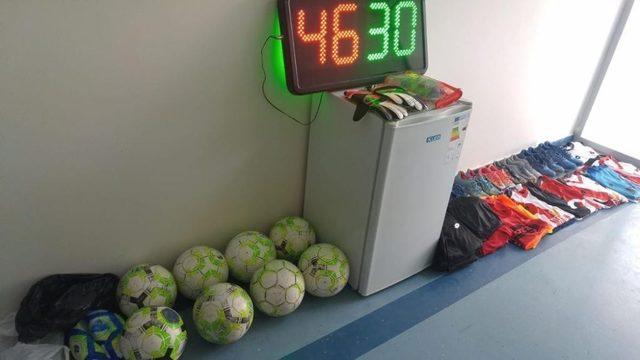 Futbol kulübünü soyan çocuklar maç yaparken yakalandı