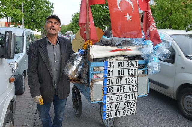 Bulduğu kayıp plakaların sahiplerini arıyor