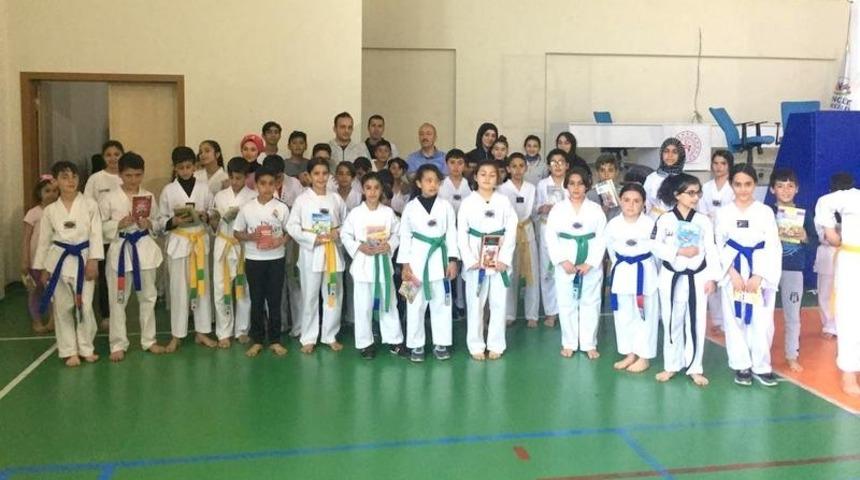 Vanlı tekvandocular &ouml;nce kitap okuyor sonra antrenman yapıyor