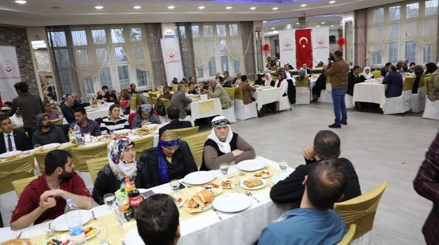 Vali &Ouml;ks&uuml;z,  şehit yakınları ve gaziler ile iftarda buluştu