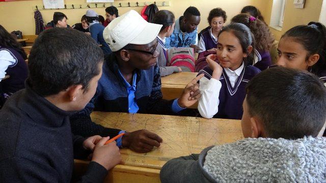 Öğrenciler İngilizce dersinde yabancı gençlerle pratik yaptı