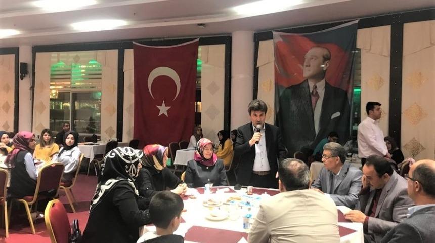 Kitap kurtları iftarda bir araya geldi