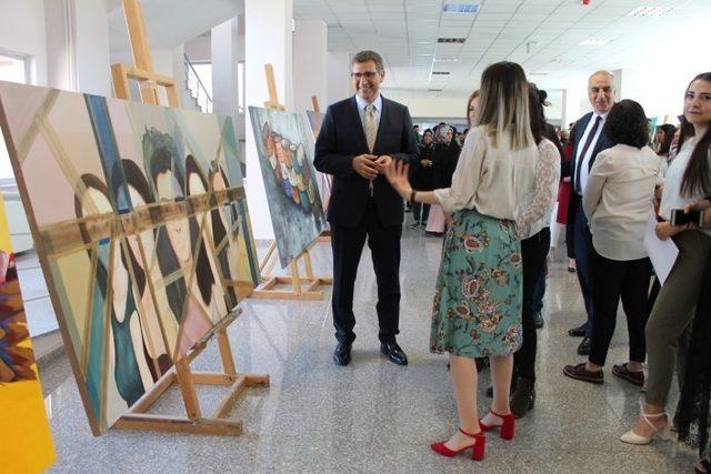 Resim-İş Eğitimi Bölümü öğrencilerinden mezuniyet sergisi